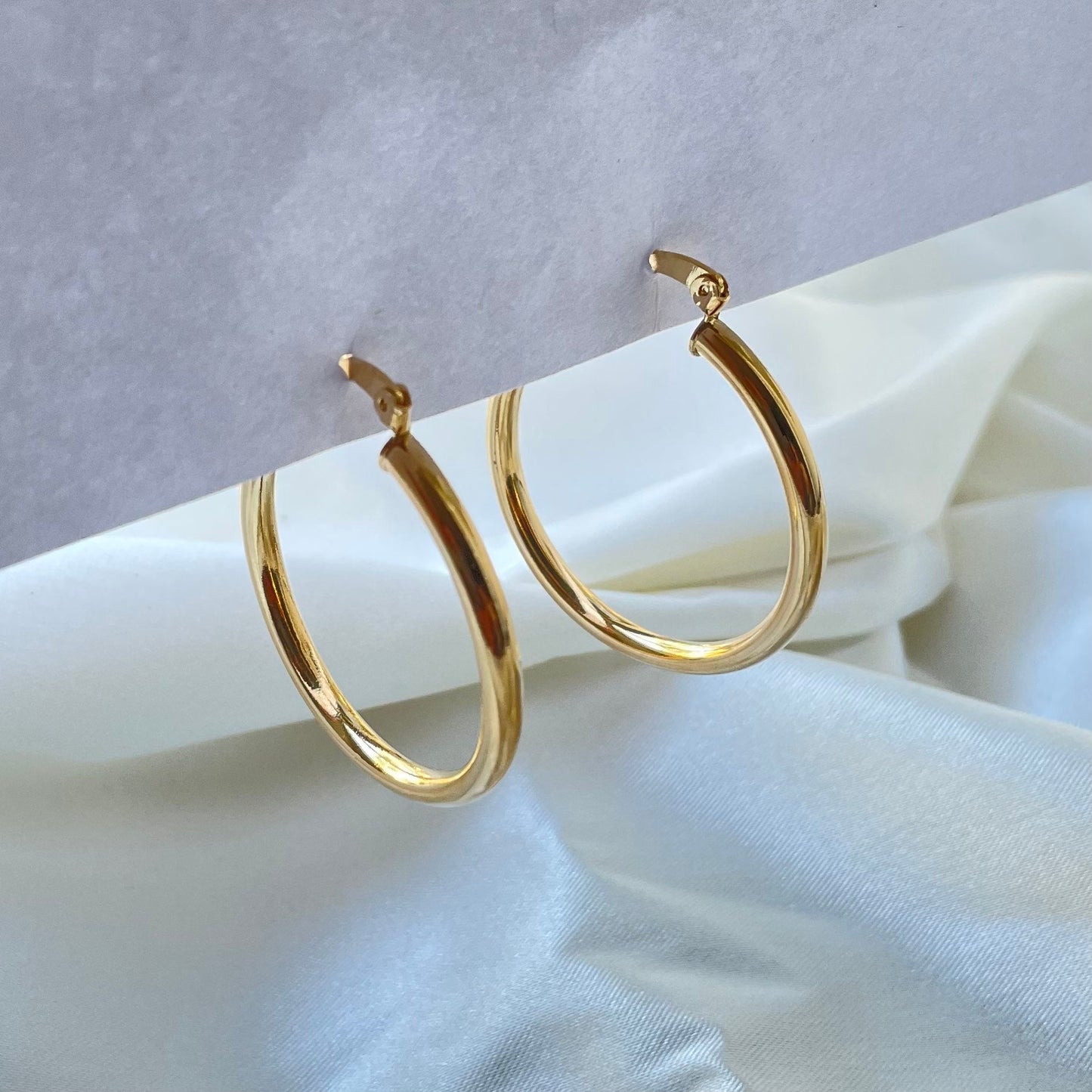 Classic hoop earrings in 1,7 inches diameter, material 18k gold filled