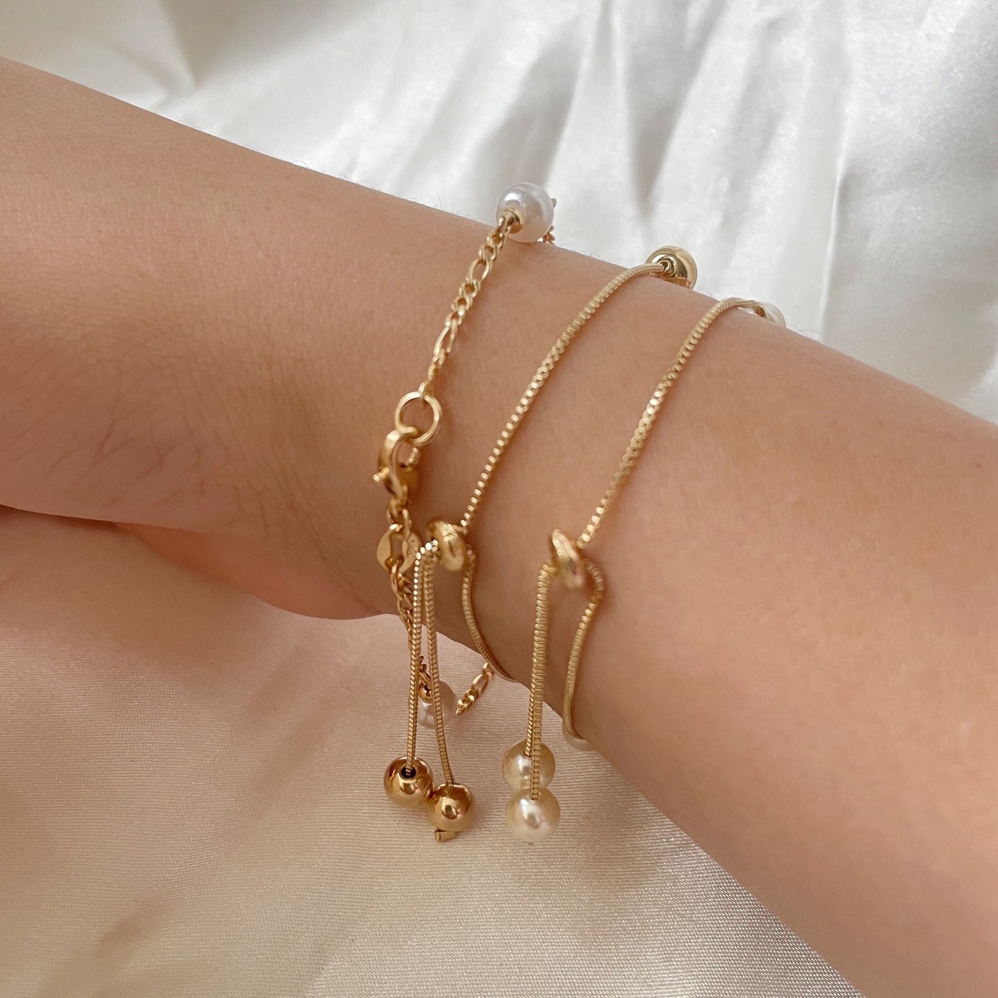 Closer look of bracelets’s closure, slide for adjustable and lobster for Figaro chain