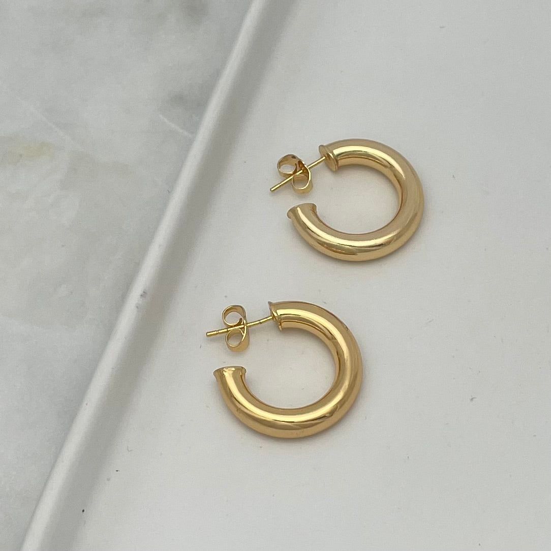 Basic hoop earrings for everyday in 18k gold filled