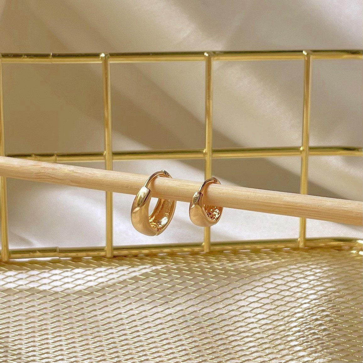 Pair of 10 mm and 18 mm hoop earrings in gold filled