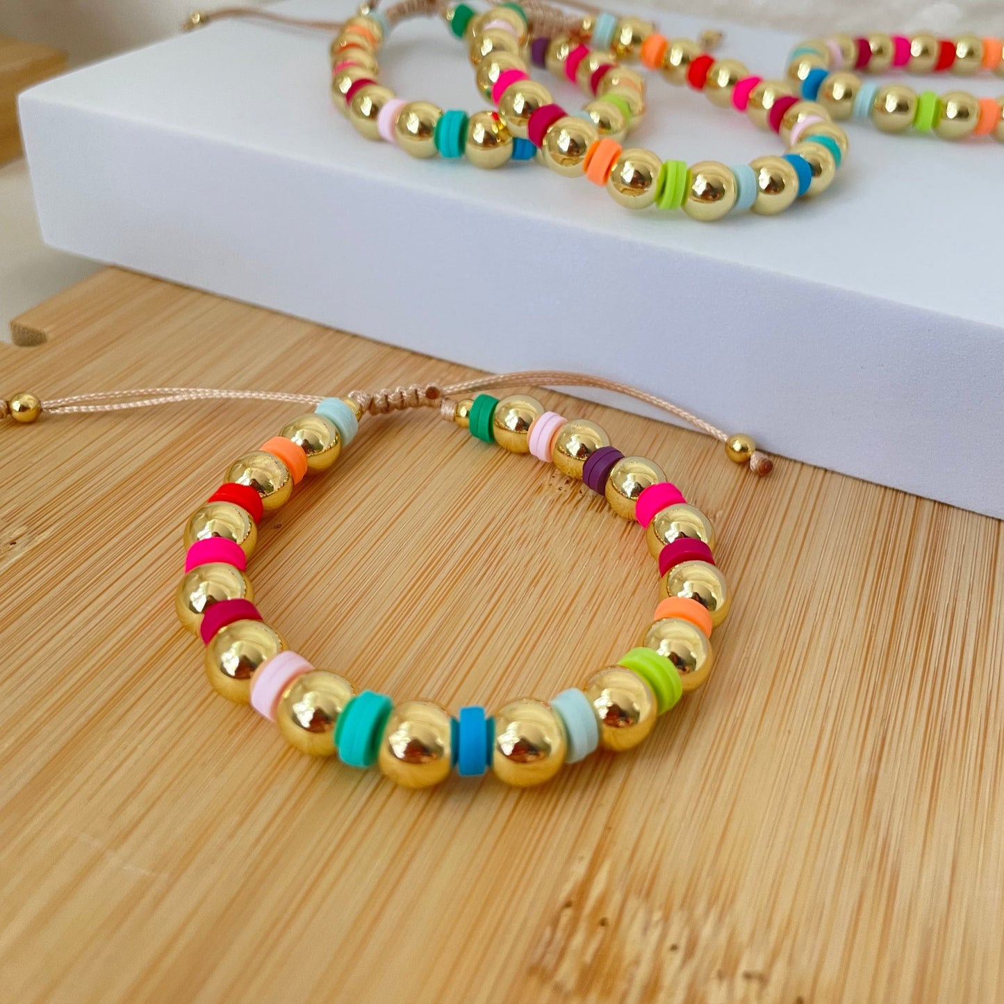 Multicolor beaded bracelet in gold plated and adjustable