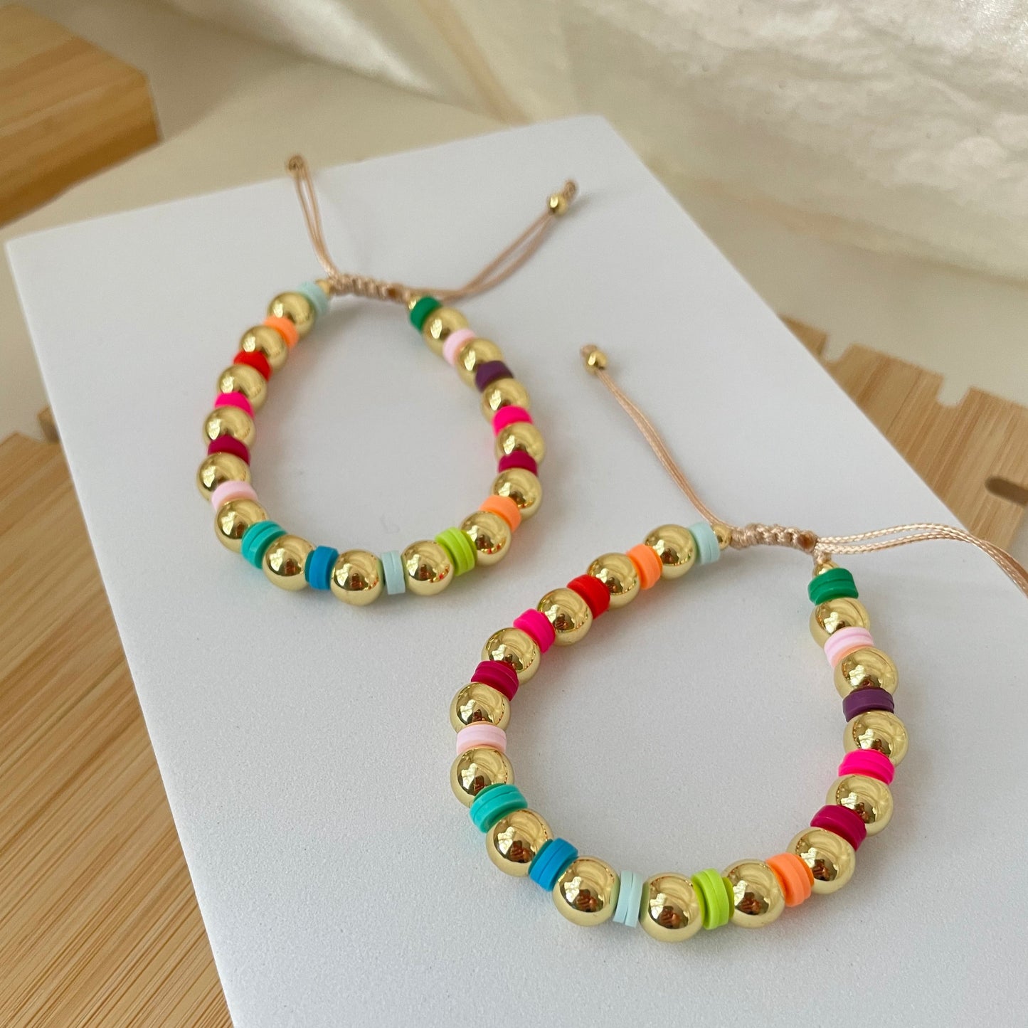 Multicolor beaded bracelet in gold plated and adjustable