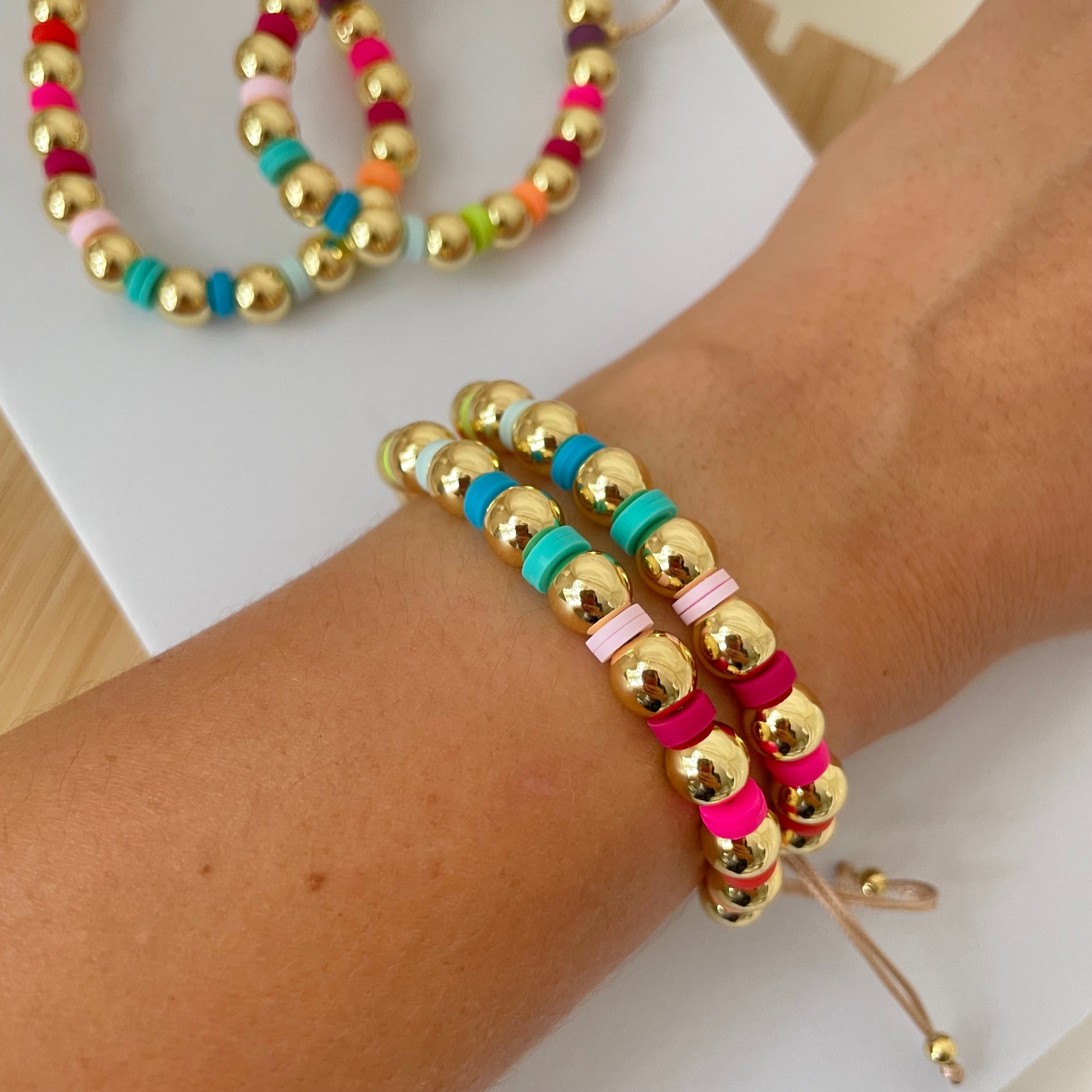 Multicolor beaded bracelet in gold plated and adjustable