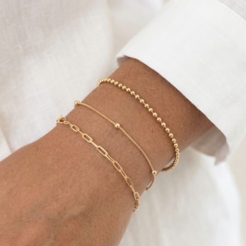 Woman wearing set of 3 bracelets in gold filled