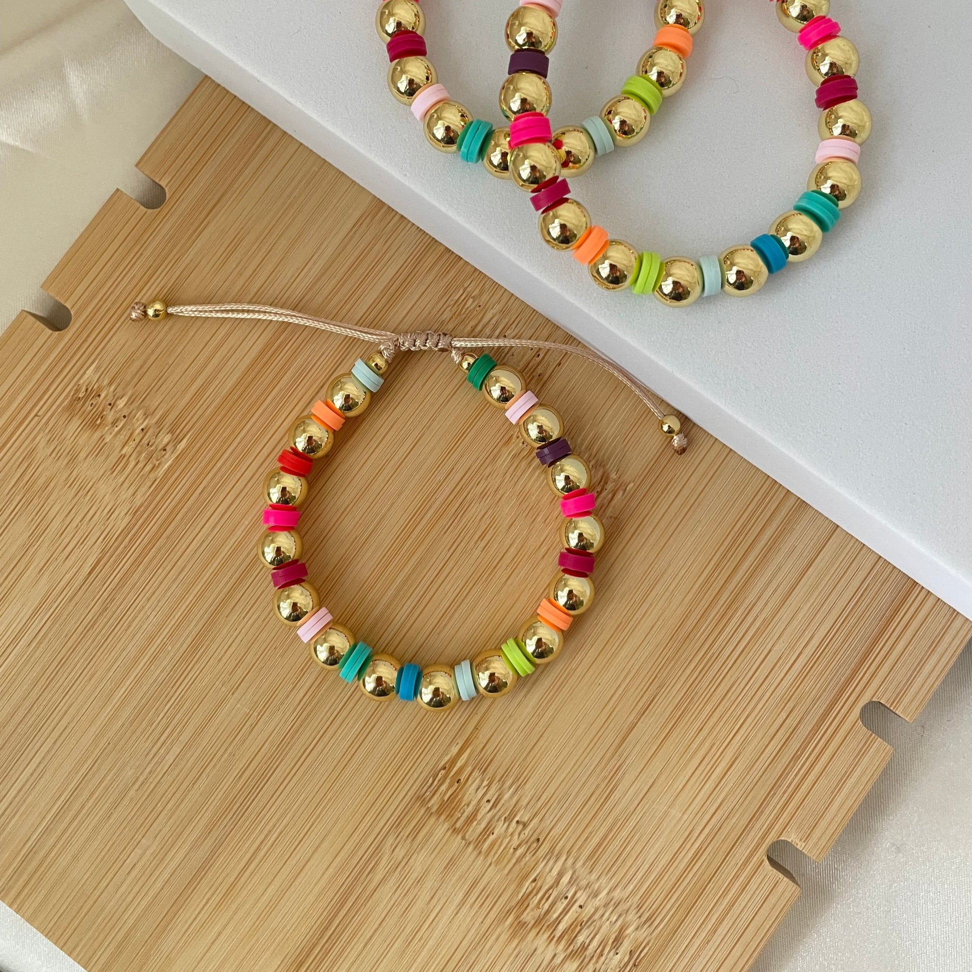 Multicolor beaded bracelet in gold plated and adjustable