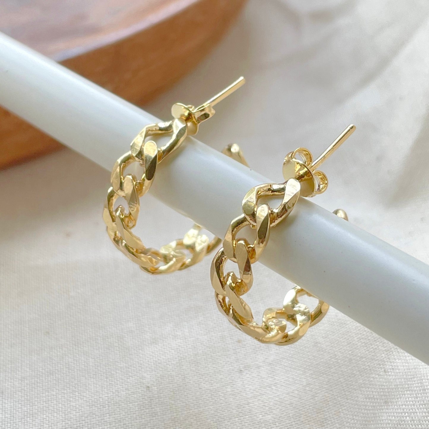 18k gold filled chunkychain hoop earring, thick open hoop, push back earring. White background 