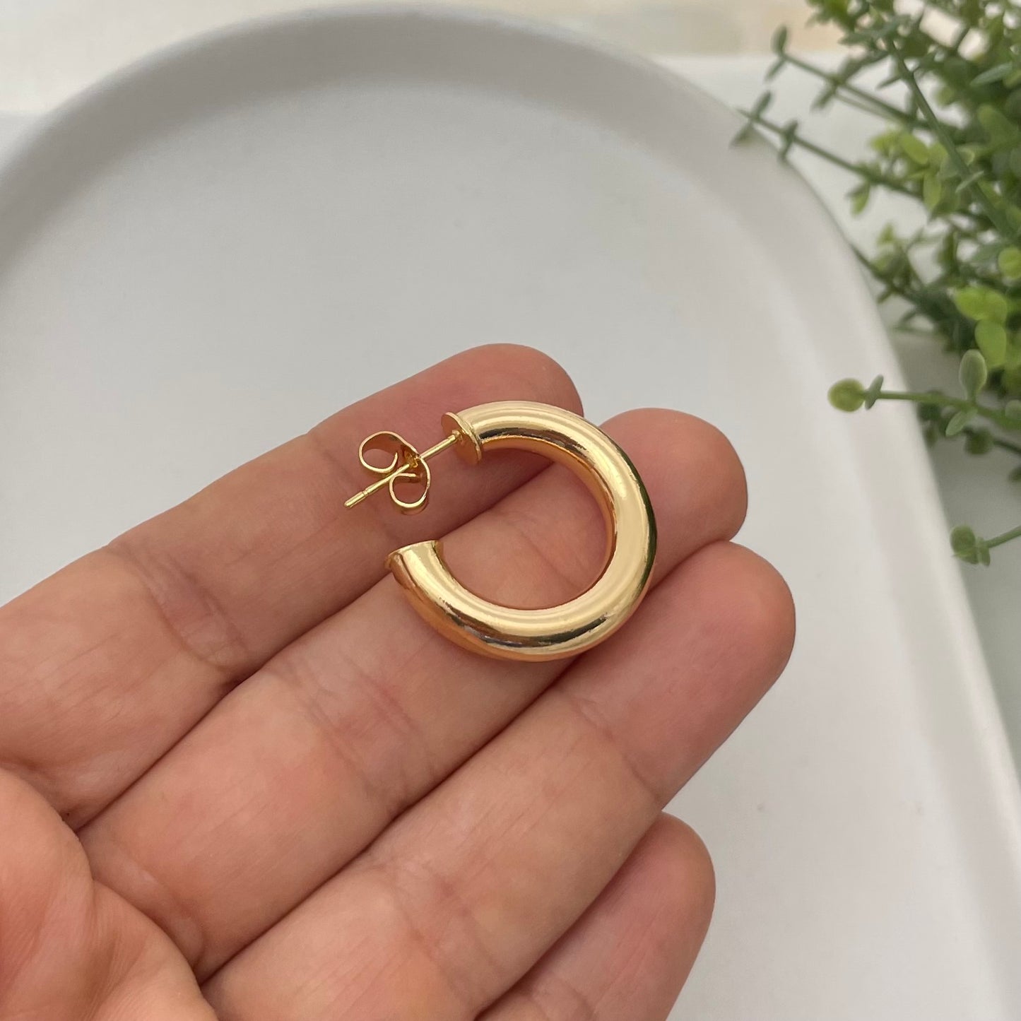 Classic 1 Inch Chunky Hoop Earring in 18k gold filled, push back hoops
