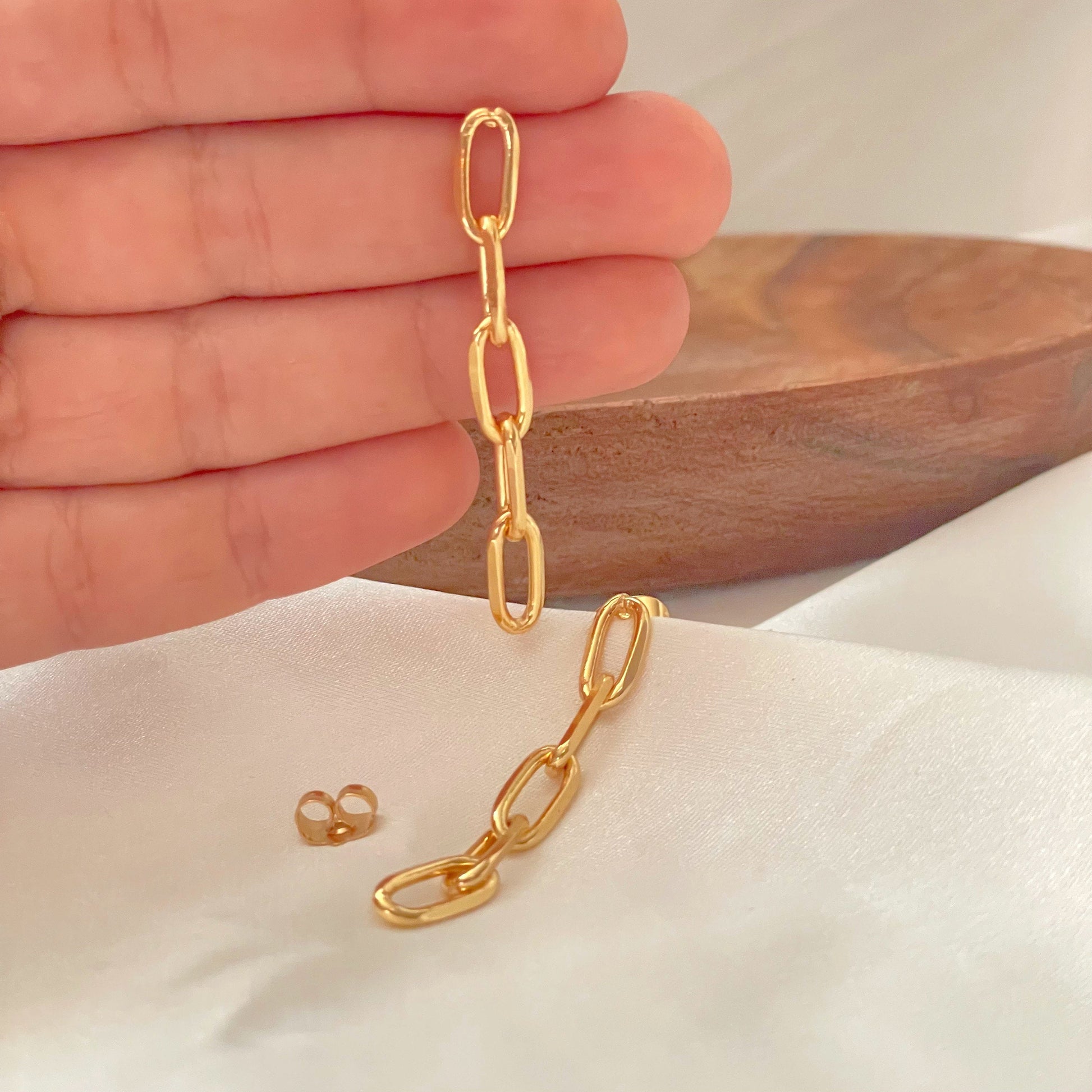 Paperclip earrings  in 18k gold filled displayed on hand 