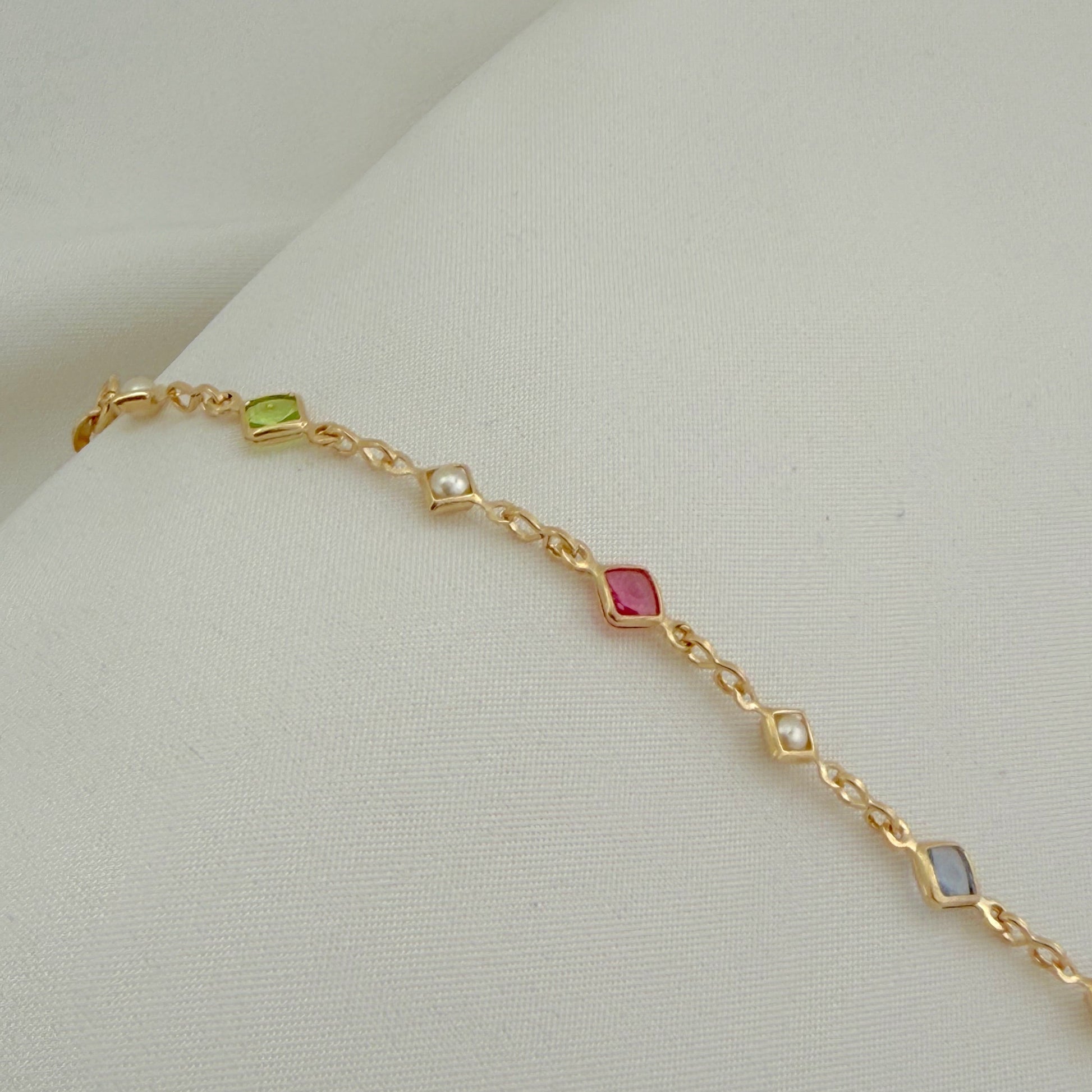 Multicolor pearl bracelet by Hello Treasures