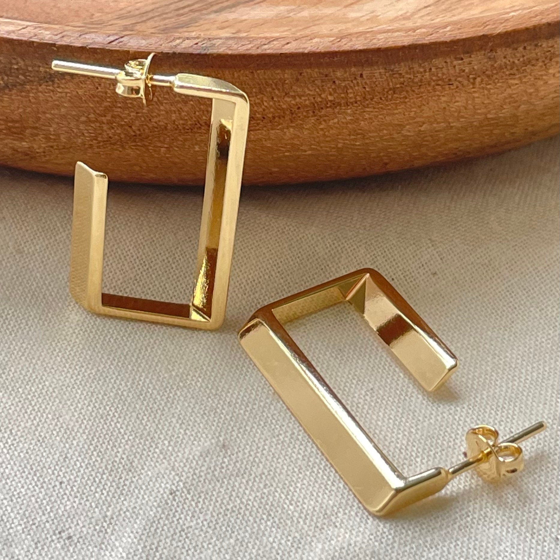 Close up to Square hoop earrings in 18k gold filled, push back closure