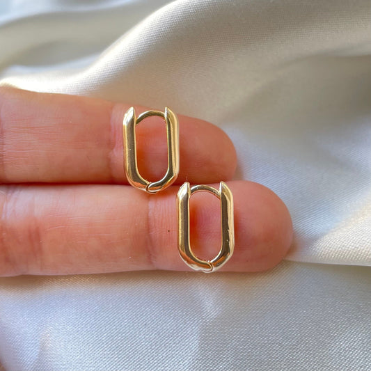 Rectangular huggie hoop earrings in 18k gold filled, lever back closure