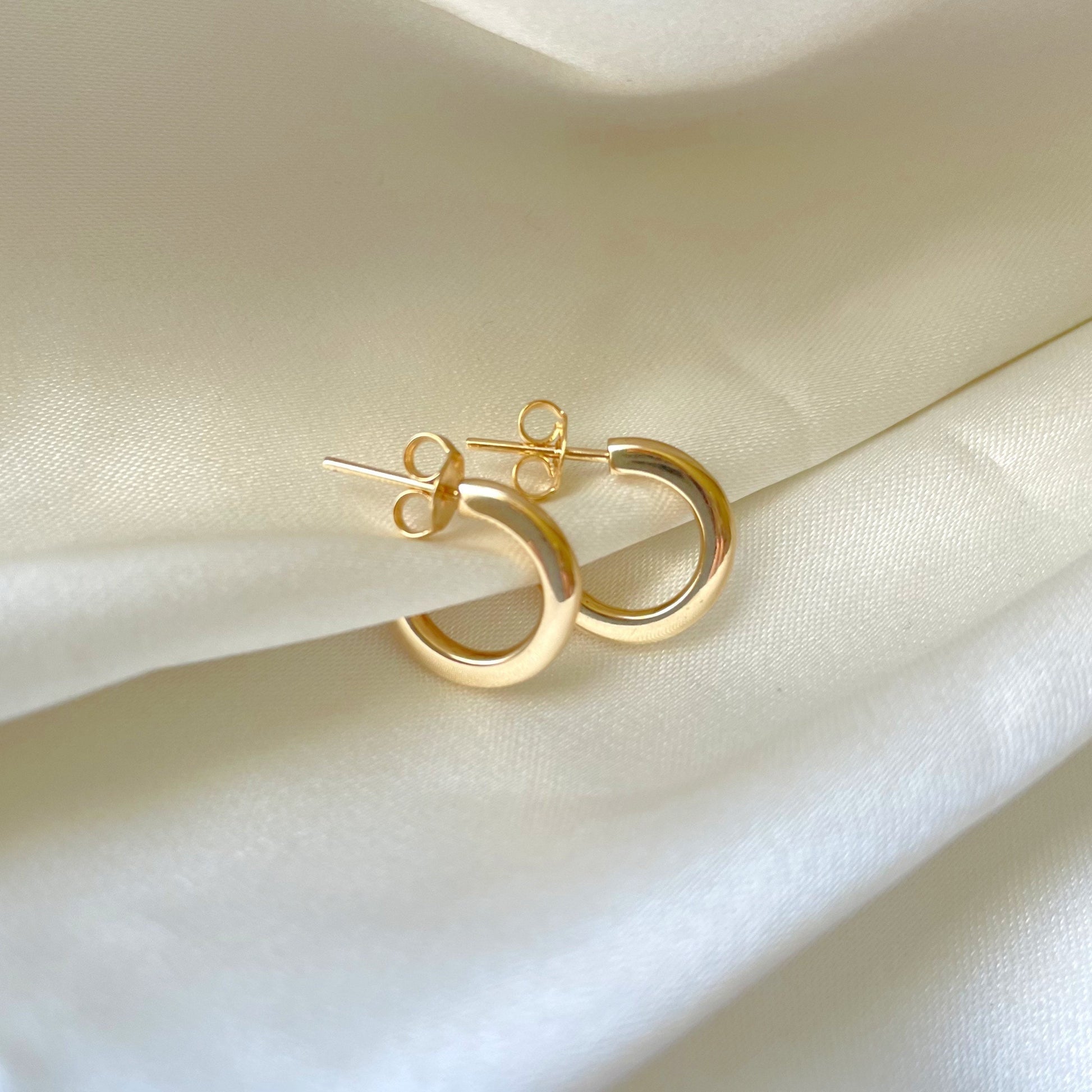 Small 12 mm Huggie Hoop earring, open hoop in 18k gold filled