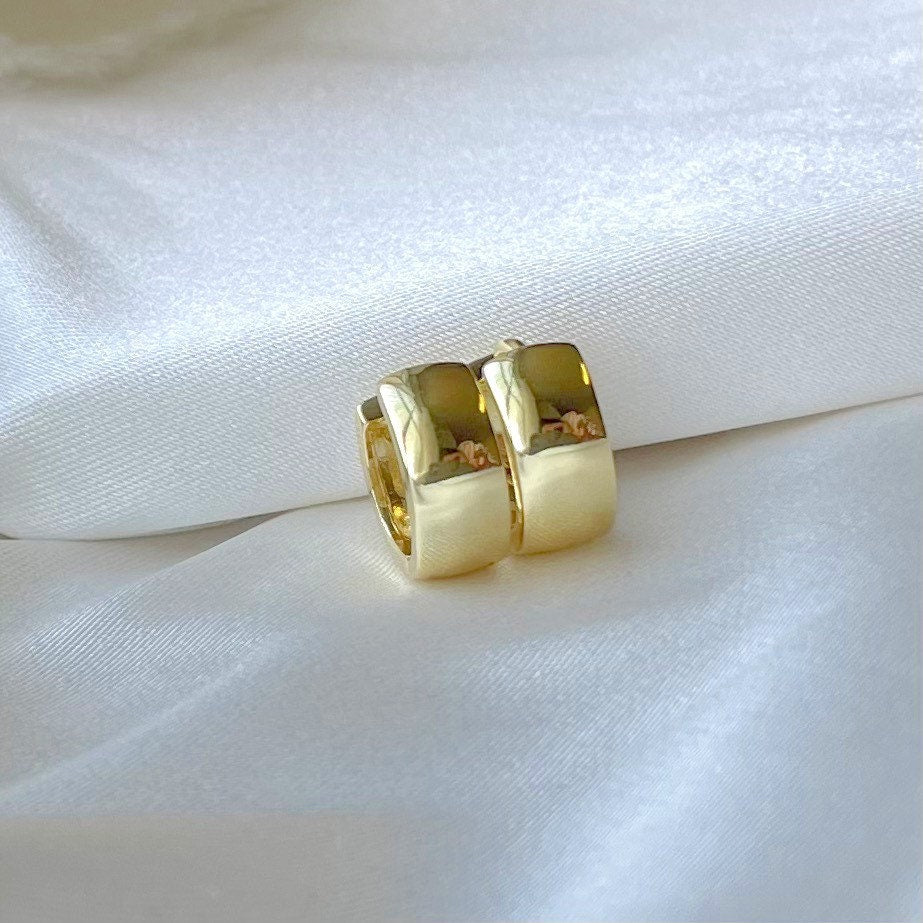 Thick Huggie Hoop Earrings Gold