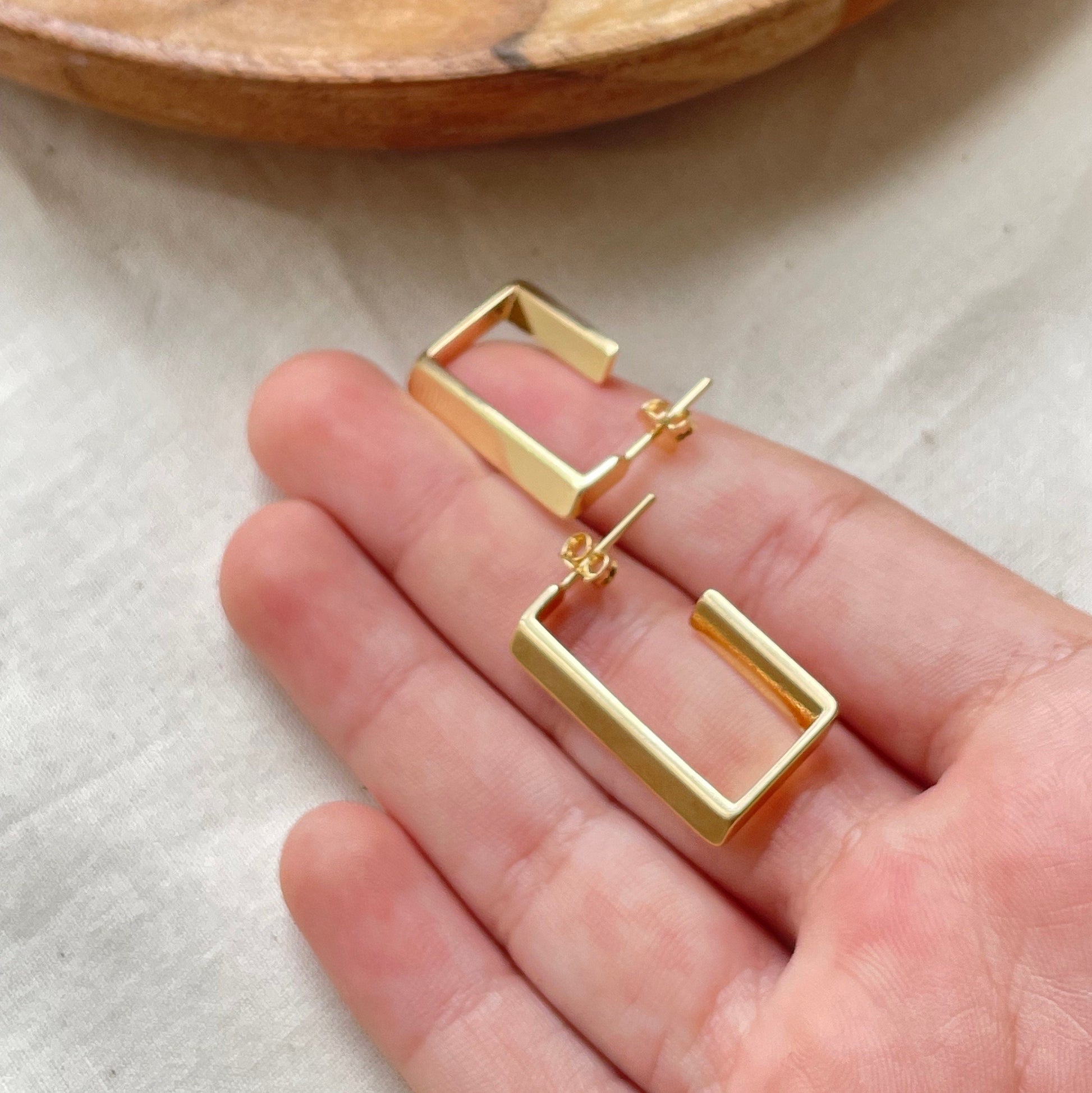 Rectangular hoop earrings in 18k gold filled, push back closure, square hoops