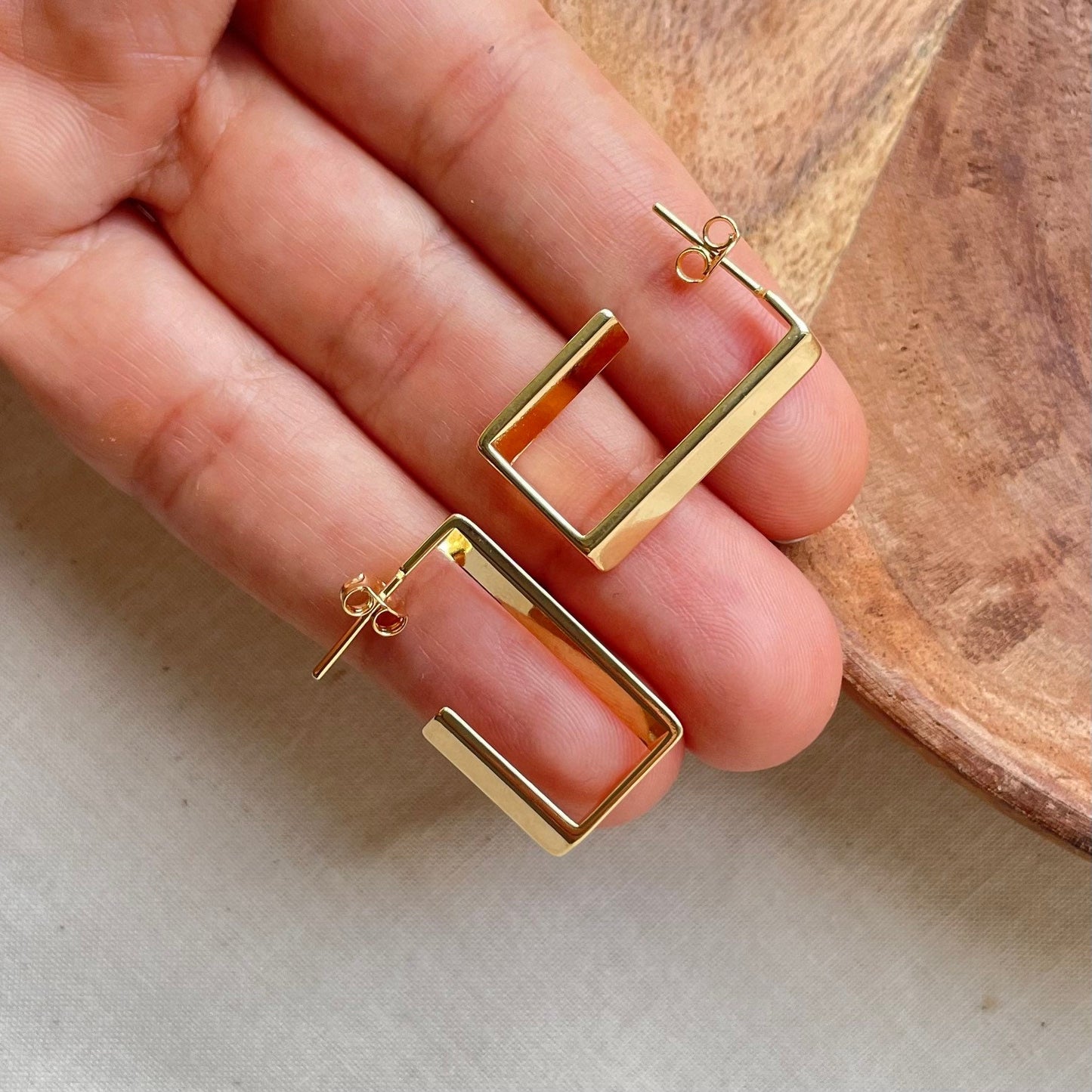 Rectangular hoop earrings in 18k gold filled, push back closure