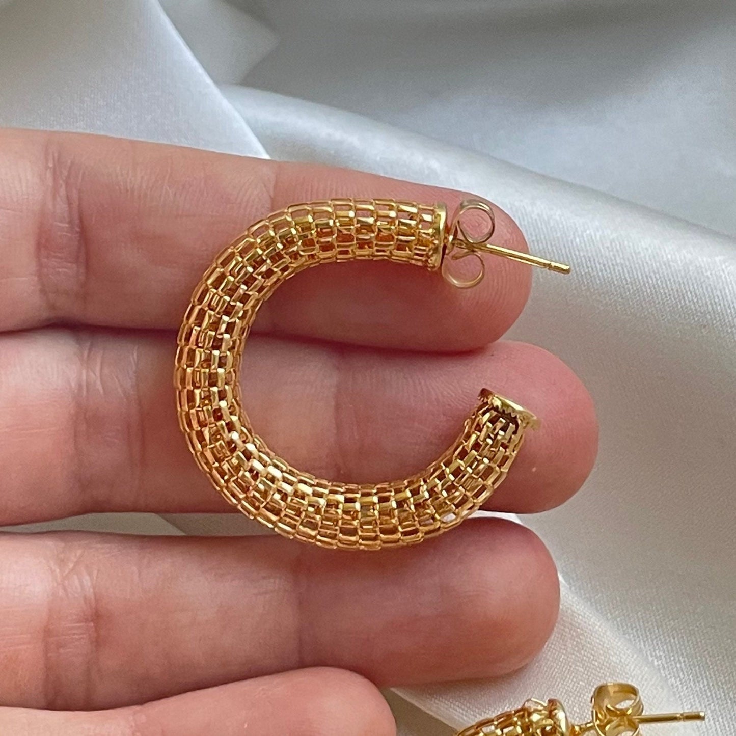 Mesh hoop earrings in 18k gold filled. Push back hoops, open hoop earrings