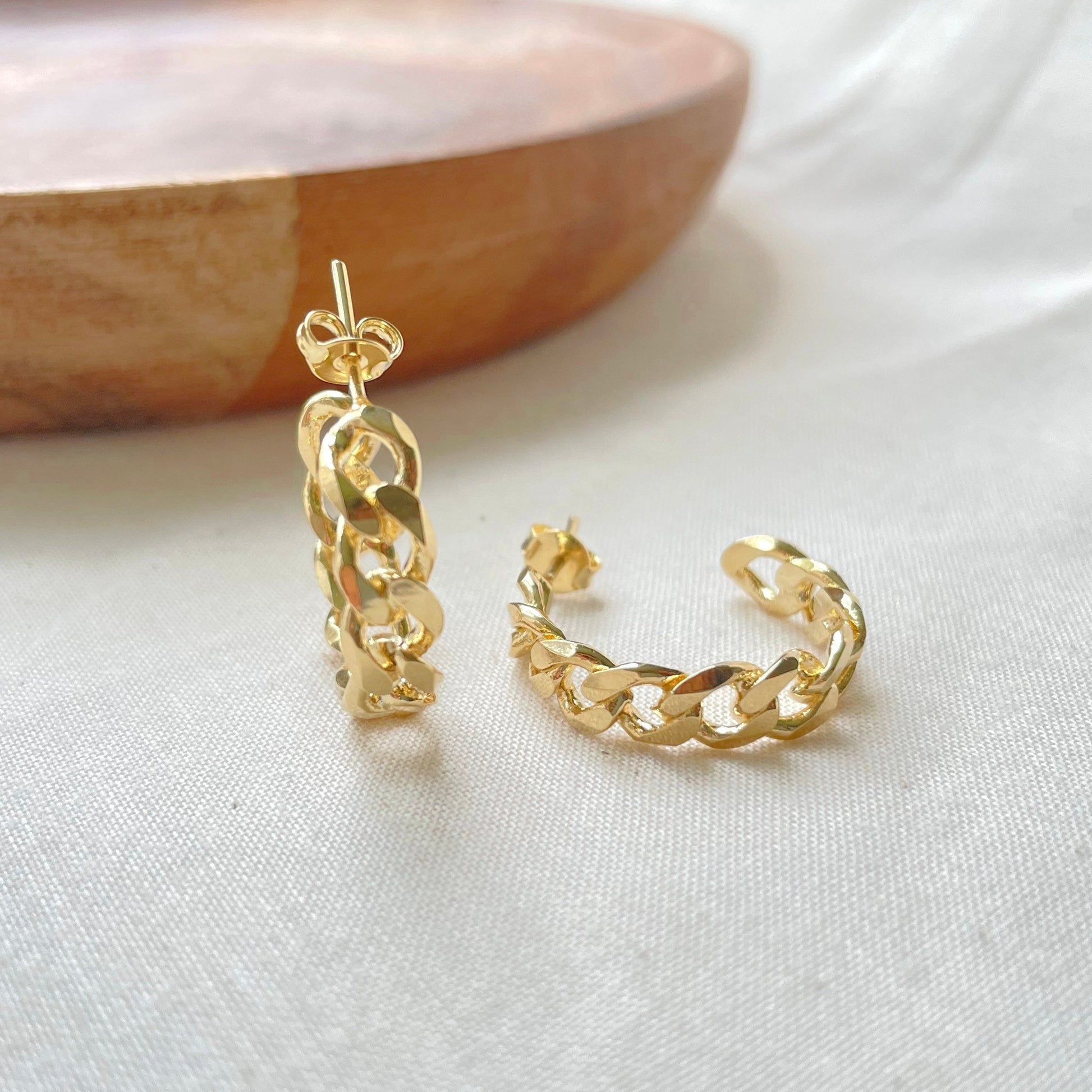 18k gold filled curb chain hoop earring, thick open hoop, push back earring. White background 