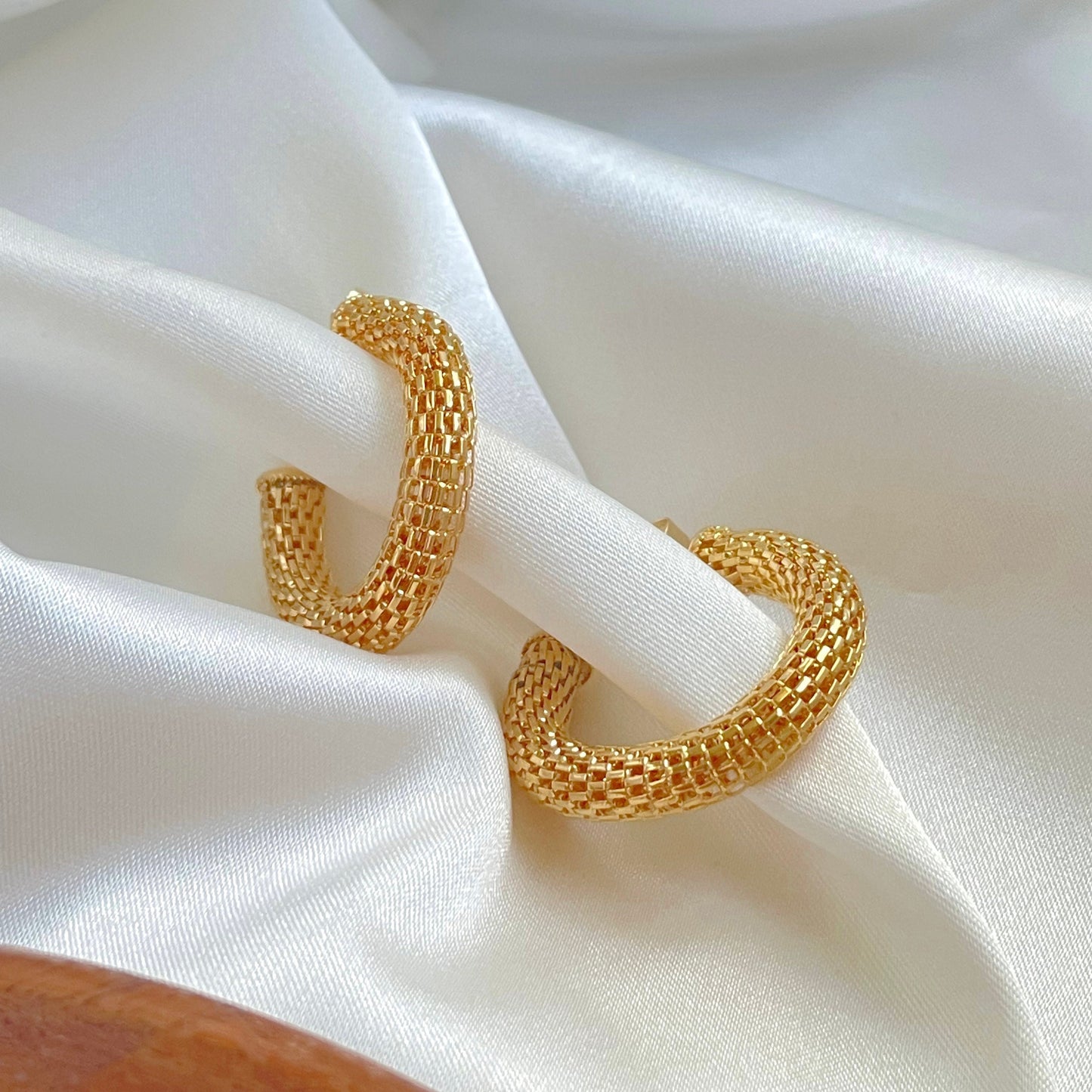 Mesh hoop earrings in 18k gold filled. Push back hoops, open hoop earrings